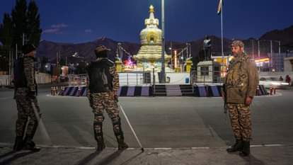 Leh Violence: सोनम वांगचुक की गिरफ्तारी पर बवाल, लद्दाख में तनाव बरकरार, एलजी बोले- संवाद से ही समाधान संभव Any issue can be resolved only through talks Ladakh LG to agitating groups Leh