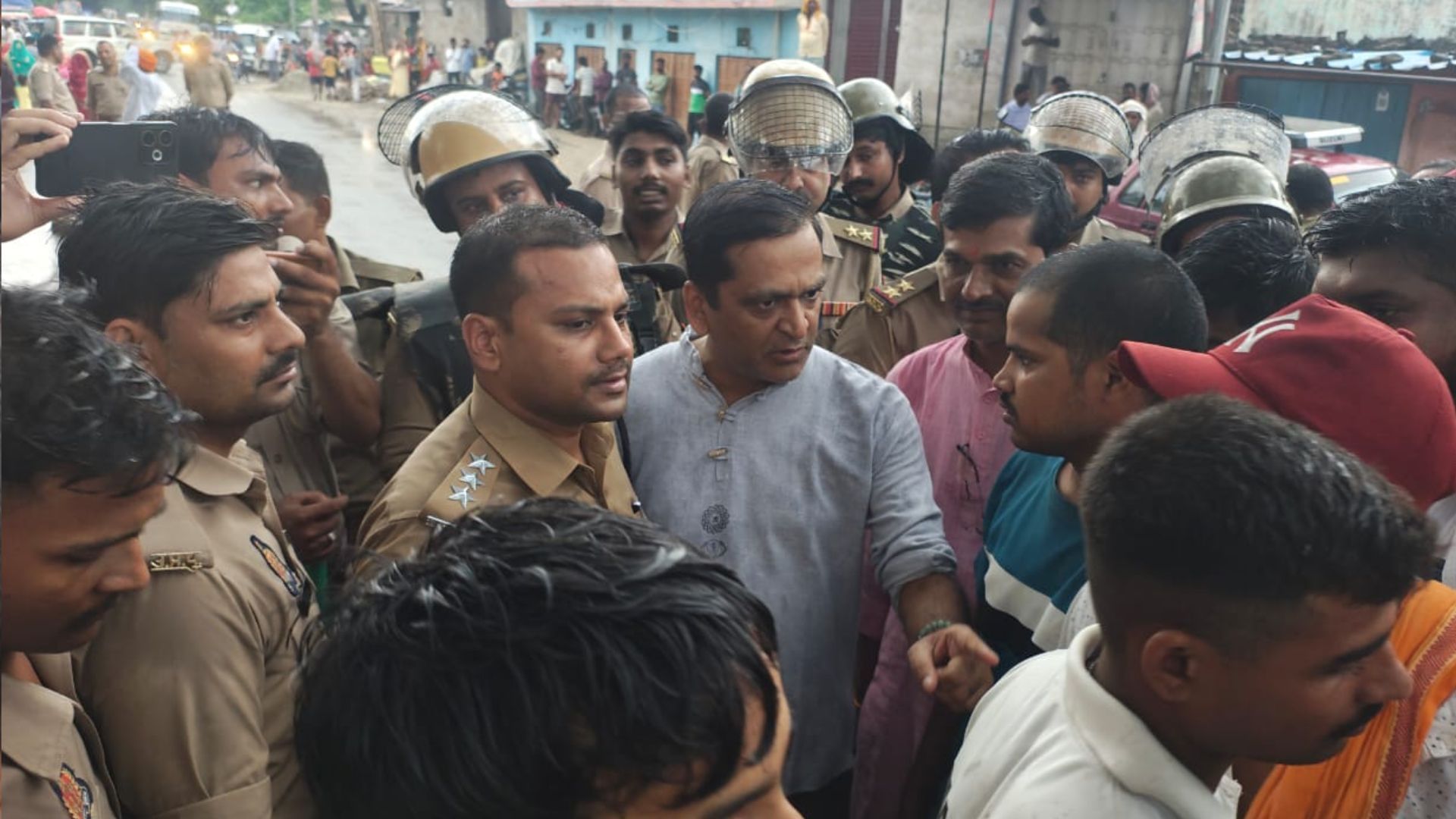 UP News: डोली उठने से दो महीने पहले उठी अर्थी, मातम में बदली शादी की खुशी; हादसे में मौसेरे भाई-बहन की मौत Painful story of ballia brother and sister death in road accident latest news in hindi