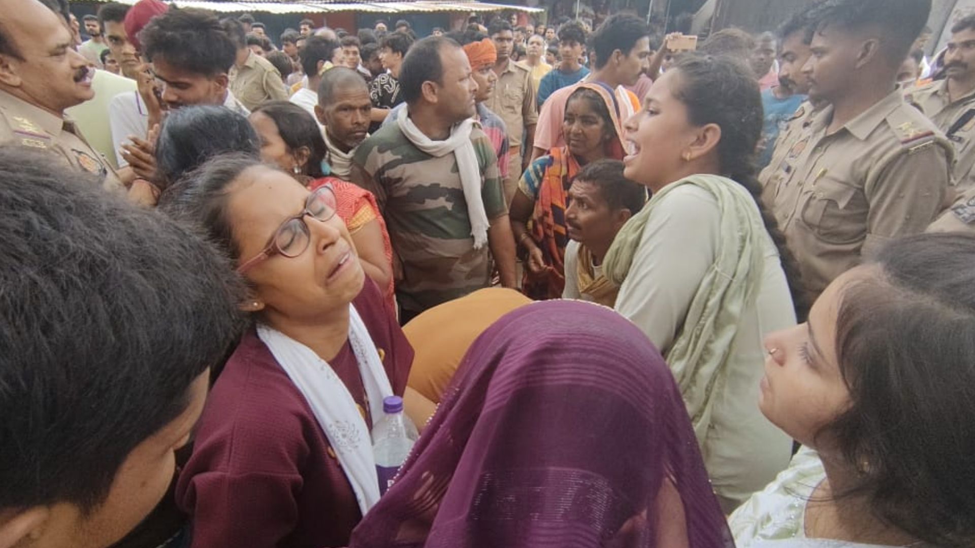 UP News: डोली उठने से दो महीने पहले उठी अर्थी, मातम में बदली शादी की खुशी; हादसे में मौसेरे भाई-बहन की मौत Painful story of ballia brother and sister death in road accident latest news in hindi