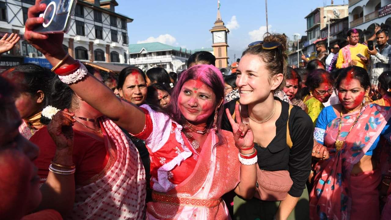 J&K: घाटी में गूंजा जय मां दुर्गा और जय श्रीराम, अबीर-गुलाल से रंगा माहौल, तस्वीरों में देखें उत्सव की रौनक The valley echoed with chants of Jai Maa Durga and Shri Ram.