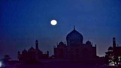 Taj Mahal: चांदनी रात में 400 लोगों ने किया ताज का दीदार, नाै अक्तूबर तक माैका; ऐसे बुक करें टिकट People are excited to visit the Taj on Sharad Purnima in agra