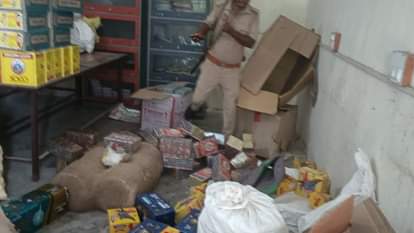Pratapgarh : बंद पड़े डिग्री कॉलेज में पकड़ी गई पटाखे की अवैध फैक्टरी, 14 कमरो में भरे थे पटाखे Illegal firecracker factory busted in Degree College, gunpowder filled in 14 rooms