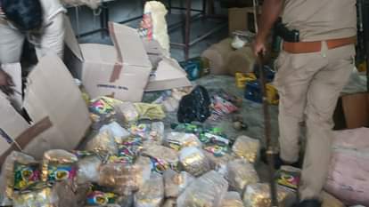 Pratapgarh : बंद पड़े डिग्री कॉलेज में पकड़ी गई पटाखे की अवैध फैक्टरी, 14 कमरो में भरे थे पटाखे Illegal firecracker factory busted in Degree College, gunpowder filled in 14 rooms