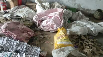 Pratapgarh : बंद पड़े डिग्री कॉलेज में पकड़ी गई पटाखे की अवैध फैक्टरी, 14 कमरो में भरे थे पटाखे Illegal firecracker factory busted in Degree College, gunpowder filled in 14 rooms