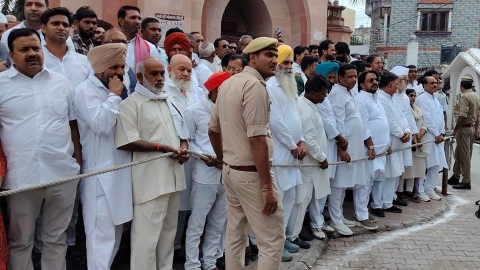 रामपुर: दिल से मिले दिल... अखिलेश और आजम खां की मुलाकात की पहली तस्वीर, एक-दूसरे के हाथ पकड़कर चले साथ Rampur: First picture of Akhilesh and Azam Khan meeting, they walked together holding each other hands