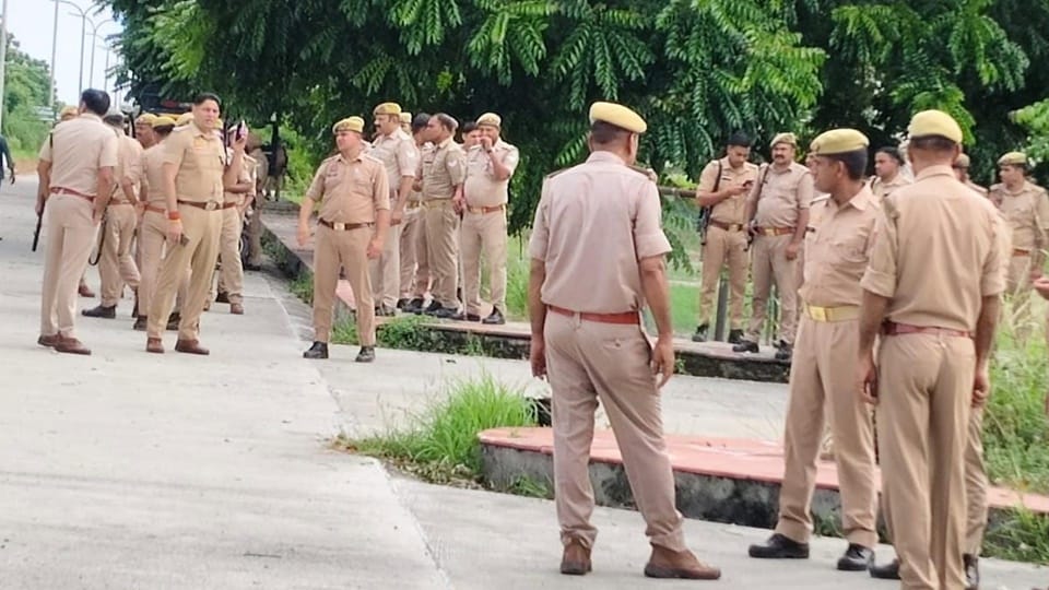 रामपुर: दिल से मिले दिल... अखिलेश और आजम खां की मुलाकात की पहली तस्वीर, एक-दूसरे के हाथ पकड़कर चले साथ Rampur: First picture of Akhilesh and Azam Khan meeting, they walked together holding each other hands