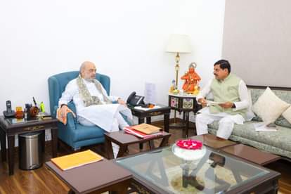 MP News: दिल्ली में CM डॉ. मोहन यादव की केंद्रीय गृहमंत्री शाह से मुलाकात,प्रदेश विकास के मुद्दों पर हुई चर्चा MP News: CM Dr. Mohan Yadav meets Union Home Minister Shah in Delhi, discusses state development issues
