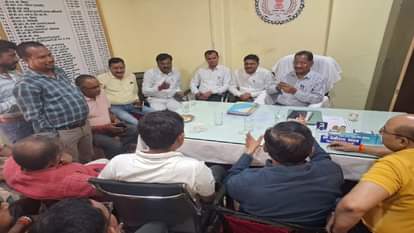 CG: डीईओ कार्यालय के स्थानांतरण की सुगबुगाहट से रामानुजगंज में आक्रोश, सर्वदलीय प्रतिनिधिमंडल ने जताया विरोध Rumours of relocation of DEO office sparks anger in Ramanujganj, all-party delegation protests