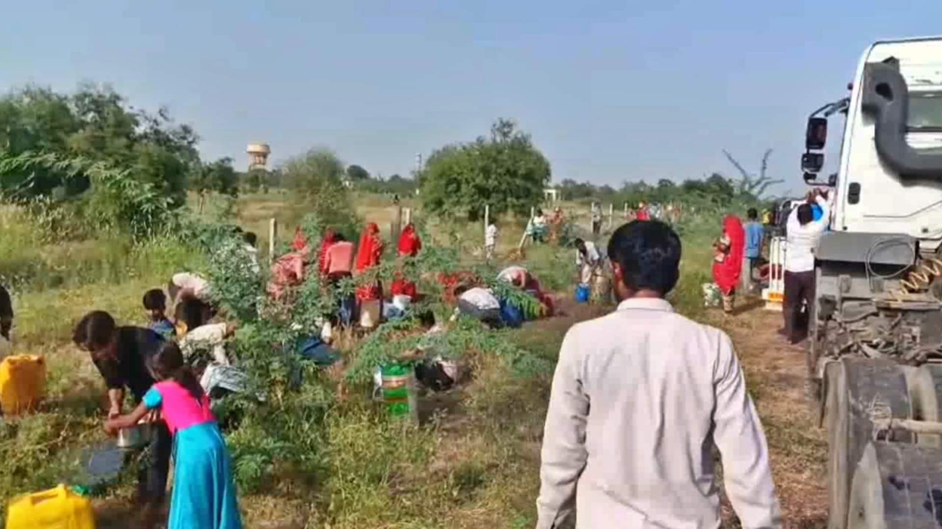 Rajasthan News: बालोतरा में तेल से भरा टैंकर पलटा, ग्रामीणों ने बाल्टियों में भरा रिफाइंड ऑयल; देखें तस्वीरें Rajasthan News: Oil tanker overturns in Balotra, villagers fill buckets with refined oil; see photos
