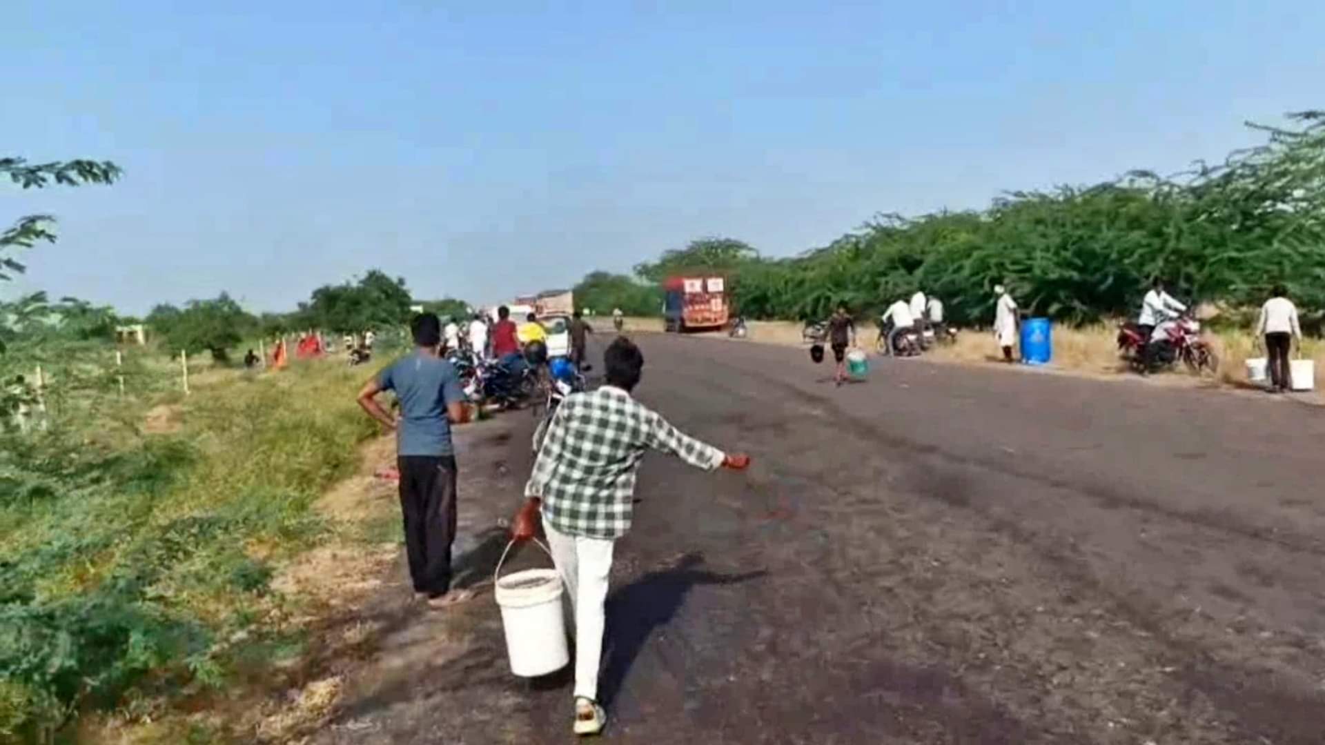 Rajasthan News: बालोतरा में तेल से भरा टैंकर पलटा, ग्रामीणों ने बाल्टियों में भरा रिफाइंड ऑयल; देखें तस्वीरें Rajasthan News: Oil tanker overturns in Balotra, villagers fill buckets with refined oil; see photos