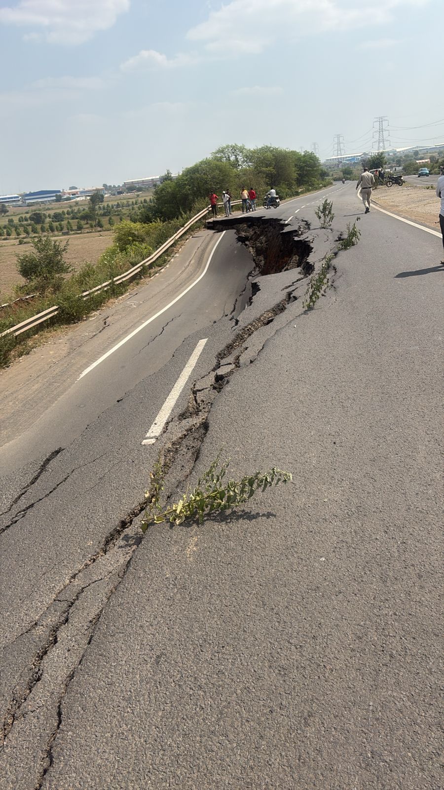 Bhopal News: Road collapses in Bhopal, major accident averted, case of Indore-Sagar road, incident occurred 3