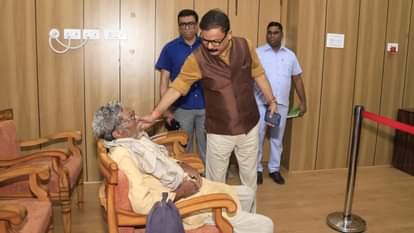 Bareilly News: जनता दर्शन के दौरान बुजुर्ग की तबीयत बिगड़ी, डीएम ने भिजवाया अस्पताल, उपचार के दिए निर्देश elderly man suddenly fell ill and the DM sent him to the hospital in Bareilly
