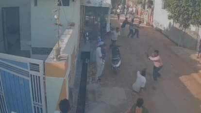 Punjab: गांव के पंच और उसके भाई पर तलवारों से हमला, 20 हमलावरों ने बोला धावा, देखिए ये Video Village Panch and his brother attacked with swords in Moga