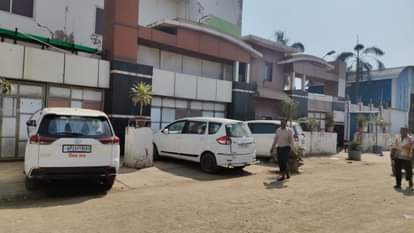 UP News: बरेली में मीट फैक्टरी रहबर फूड पर आयकर का छापा, तीन गाड़ियों से पहुंचे अफसर, खंगाले दस्तावेज Income Tax raid on Rahbar Food Factory in Bareilly