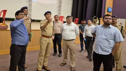 RMPSU: दीक्षांत समारोह कल, आएंगी राज्यपाल आनंदीबेन पटेल, तैयारियों का अफसरों ने लिया जायजा Preparations underway for Raja Mahendra Pratap Singh University convocation