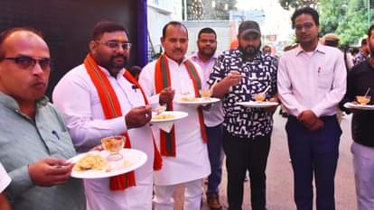 Bareilly News: सौहार्द की सुगंध से महक उठा शहर, सद्भावना पुलाव के सहभोज में जुटे लोग, दिया एकता का संदेश Sadbhavna Pulao citizens gather for a feast of harmony in Bareilly