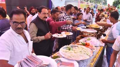 Bareilly News: सौहार्द की सुगंध से महक उठा शहर, सद्भावना पुलाव के सहभोज में जुटे लोग, दिया एकता का संदेश Sadbhavna Pulao citizens gather for a feast of harmony in Bareilly