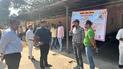 Lakhimpur Kheri: किसानों से धान खरीद में न हो लापरवाही, एडीएम ने क्रय केंद्र प्रभारियों को दी चेतावनी ADM gave instructions should be no negligence in purchasing paddy from farmers in Lakhimpur kheri