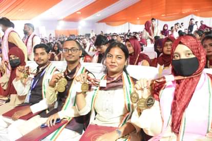 भाषा विवि : किसान व फैशन डिजाइनर के बच्चों को मिले तीन-तीन स्वर्ण पदक, छात्राओं को 146 में से 99 मेडल Bhasha University's 10th convocation Day