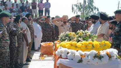 अंतिम सफर: मां ने खोया बेटा...पत्नी ने जीवन साथी, छह माह का बेटा अपलक निहारता रहा, कूल कलां में हर आंख नम Lance Naik Harvinder Singh, who died of cardiac arrest due to lack of oxygen in the Leh glacier, was cremated