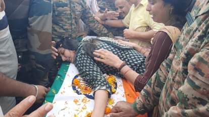 अंतिम सफर: मां ने खोया बेटा...पत्नी ने जीवन साथी, छह माह का बेटा अपलक निहारता रहा, कूल कलां में हर आंख नम Lance Naik Harvinder Singh, who died of cardiac arrest due to lack of oxygen in the Leh glacier, was cremated