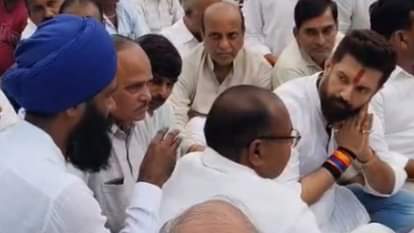 ADGP Suicide: केंद्रीय मंत्री चिराग पासवान पहुंचे, परिवार से मिलकर राहुल गांधी ने कहा था-न्याय मिले ADGP Y Puran Kumar Suicide Case Live Updates: Rahul Gandhi Chirag Paswan Visit Haryana News in Hindi