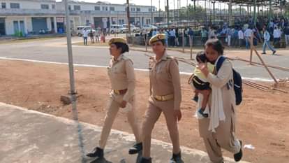 ललितपुर नगर पालिका उपचुनाव: मतदान स्थल के लिए पोलिंग पार्टियां रवाना, 1.30 लाख मतदाता करेंगे मतदान Lalitpur Municipal Corporation by-election: Polling parties leave, 1.30 lakh voters will cast their votes
