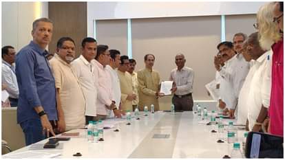 Maharashtra: महाराष्ट्र के मुख्य चुनाव अधिकारी से मिले विपक्ष के नेता, चुनाव में गड़बड़ियों का उठाया मुद्दा Maharashtra Opposition leaders meet chief electoral officer to flag poll irregularities Local Body Polls Press
