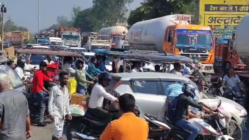 Muzaffarnagar: Bike rider killed after being hit by truck on Delhi-Dehradun highway, family members block road