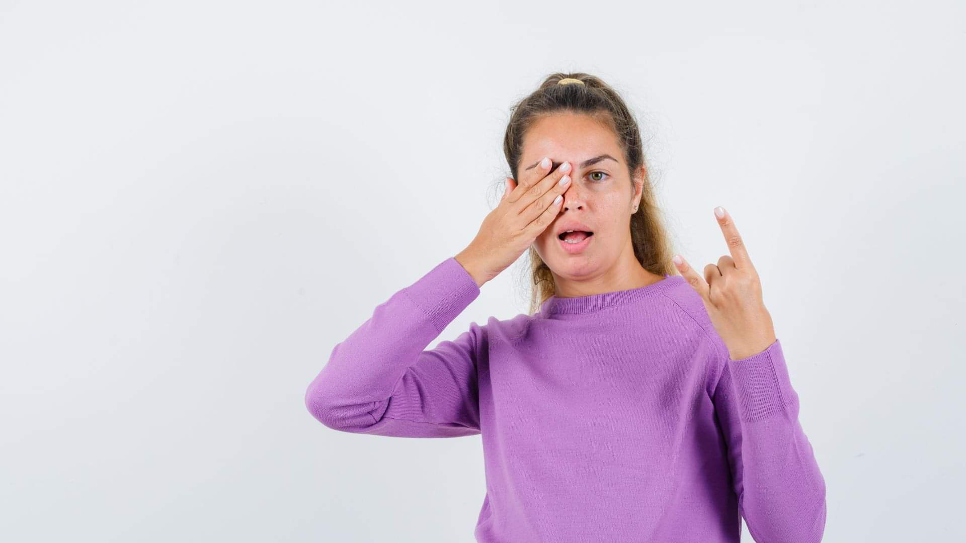 Health Tips: अपशगुन नहीं! शरीर में इन चीजों की कमी से फड़कती हैं आंखें, जानें इसके पीछे का विज्ञान Health Tips Eye twitching is not superstition know Aankhen Kyu Fadakti Hai
