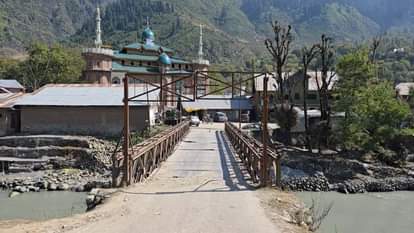 Jammu Kashmir: गांदरबल में सिंध नाले पर बना पुल असुरक्षित घोषित, भारी वाहनों के लिए बंद Ganderbal bridge over Sindh drain declared unsafe, closed for heavy vehicles