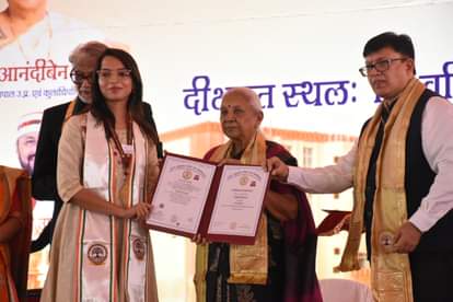 भाषा विवि : किसान व फैशन डिजाइनर के बच्चों को मिले तीन-तीन स्वर्ण पदक, छात्राओं को 146 में से 99 मेडल Bhasha University's 10th convocation Day