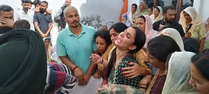 अंतिम सफर: मां ने खोया बेटा...पत्नी ने जीवन साथी, छह माह का बेटा अपलक निहारता रहा, कूल कलां में हर आंख नम Lance Naik Harvinder Singh, who died of cardiac arrest due to lack of oxygen in the Leh glacier, was cremated