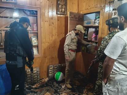 J&K: जमात व हुर्रियत से जुड़े चार आरोपियों के घर छापा, अलगाववादी संगठनों से जुड़ी किताबें और तस्वीरें बरामद Raids on homes of four accused linked to Jamaat and Hurriyat, banned books seized