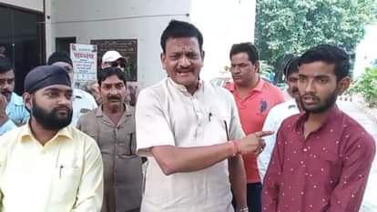 Bareilly News: अतिक्रमण हटाओ अभियान में भेदभाव और अवैध वसूली का आरोप, दुकानदारों ने नगर आयुक्त से की शिकायत Shopkeepers accuse the encroachment officer of indecency and illegal extortion in Bareilly