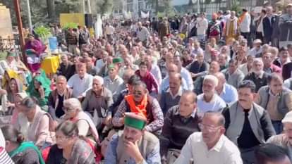 Shimla: मांगों को लेकर एचआरटीसी पेंशनरों ने चाैड़ा मैदान में दिया महाधरना, निकाली रैली HRTC pensioners staged a sit in protest at Chaura Maidan to press for their demands and took out a rally.