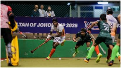 IND vs PAK: भारत-पाकिस्तान के खिलाड़ियों ने सुल्तान ऑफ जोहोर कप हॉकी में मिलाया हाथ, सामने आई तस्वीर After Asia Cup Row, India and Pakistan Players Shake Hands at Sultan of Johor Cup Hockey