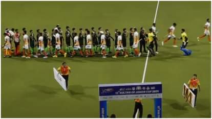 IND vs PAK: भारत-पाकिस्तान के खिलाड़ियों ने सुल्तान ऑफ जोहोर कप हॉकी में मिलाया हाथ, सामने आई तस्वीर After Asia Cup Row, India and Pakistan Players Shake Hands at Sultan of Johor Cup Hockey