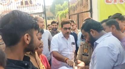 Orai: डीवीसी कॉलेज को परीक्षा केंद्र से हटाने की मांग, ABVP कार्यकर्ताओं ने लगाया जाम, पुलिस ने संभाला मोर्चा Orai Demand to remove DVC College from the examination centre ABVP workers blocked the road police took charge