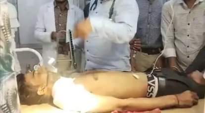 Mahoba: बदमाश ने दुकानदार को मारी गोली, मोबाइल और नकदी से भरा बैग लूटा, गंभीर हालत में झांसी रेफर Mahoba Miscreant shoots shopkeeper robs mobile and bag full of cash referred to Jhansi in critical condition