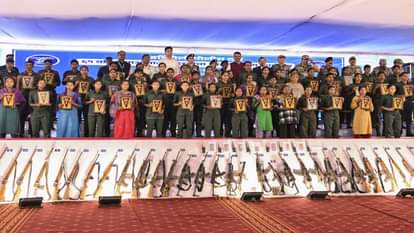 Naxal: इस वर्ष 312 माओवादियों का सफाया, 836 उग्रवादी गिरफ्तार तो 1639 का आत्मसमर्पण; अब बचे हैं तीन जिले Naxal: 312 Maoists eliminated this year, 836 left-wing extremists arrested, 1,639 surrendered