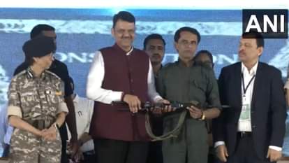 Maharashtra: सीएम फडणवीस के सामने नक्सली कमांडर सोनू ने डाले हथियार, गढ़चिरौली में 60 नक्सलियों के साथ सरेंडर Naxal Commander Mallojula Venugopal Rao alias Bhupati surrenders in front of CM Devendra Fadnavis at Gadchirol