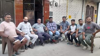 चिल्ला गांव में बह रही गंदगी: नालियों से जोड़ा सीवर कनेक्शन, लोग बोले- आ रहा काला पानी, मिलते हैं कीड़े People of Chilla village told their problems in the Amar Ujala Samwad program