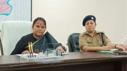 Varanasi News: महिला आयोग की सदस्य ने दशाश्वमेध थाने के दरोगा को लगाई फटकार, जानें- क्या है मामला Women Commission member Geeta Vishwakarma reprimanded inspector of Dashashwamedh police station in varanasi