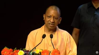 UP: सीएम योगी बोले- अगर किसी को यमराज के दर्शन करने हों तो किसी बेटी को छेड़ने की हिम्मत करें UP: CM Yogi will gift free cylinder refills to women, the scheme will be implemented in two phases.