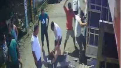 Bareilly News: दबंगों ने घर के बाहर व्यापारी नेता और उनके बेटों को पीटा, पीड़ित ने पुलिस को दी तहरीर businessman leader and his sons were beaten up by the goons outside their house in Bareilly
