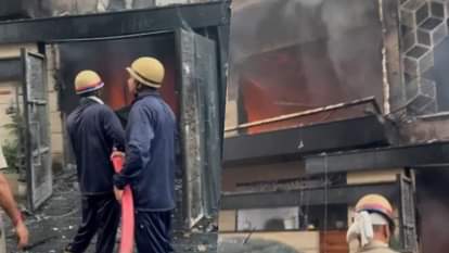Ghaziabad Fire: मकान में आग लगने से मचा हड़कंप, लाखों का सामान जलकर हुआ खाक; दमकल कर्मियों ने पाया काबू Ghaziabad News Hindi Fire broke out in the house, goods worth lakhs burnt