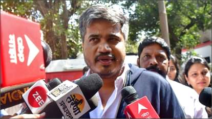 Politics: 'शिंदे और अजित गुट के विधायक भाजपा में हो जाएंगे शामिल', एनसीपी-एसपी नेता रोहित पवार का बड़ा दावा MLAs of deputy CMs Eknath Shinde, Ajit Pawar will go over to BJP: Rohit Pawar