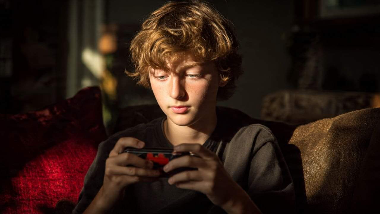 Gamer Death Syndrome: गेम खेलते-खेलते थम गई धड़कन! क्या है 'गेमर डेथ सिंड्रोम' जिसने ली 13 साल के बच्चे की जान gamer death syndrome playing online gaming long hour health risk and prevention