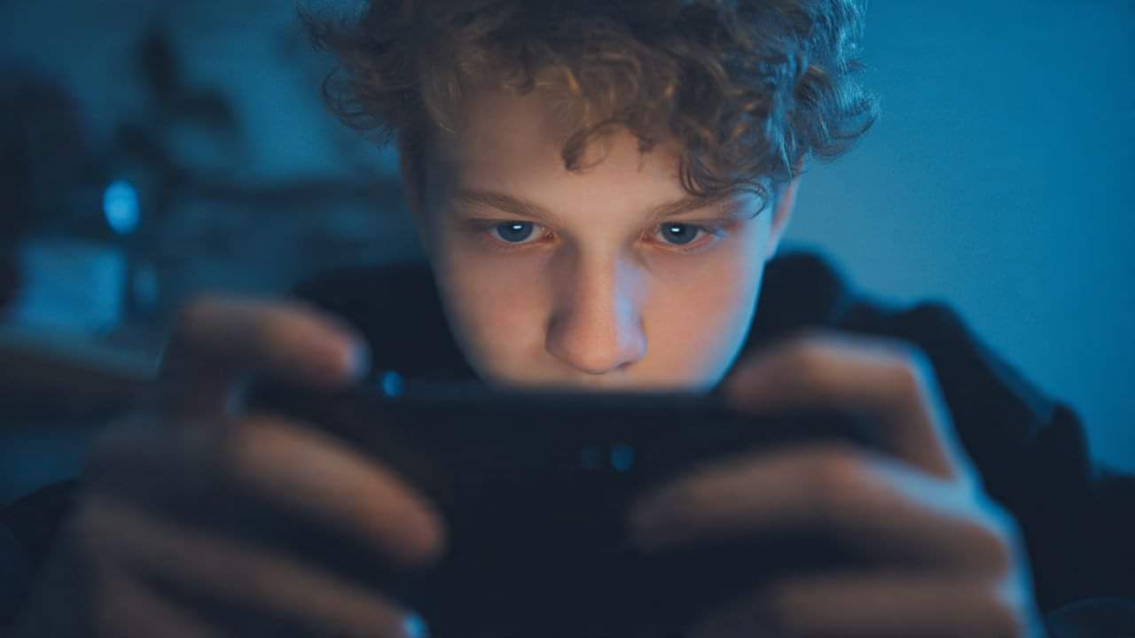 Gamer Death Syndrome: गेम खेलते-खेलते थम गई धड़कन! क्या है 'गेमर डेथ सिंड्रोम' जिसने ली 13 साल के बच्चे की जान gamer death syndrome playing online gaming long hour health risk and prevention